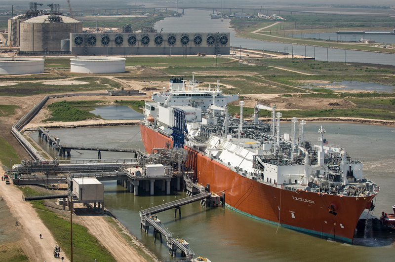 Navio graneleiro em terminal de carga